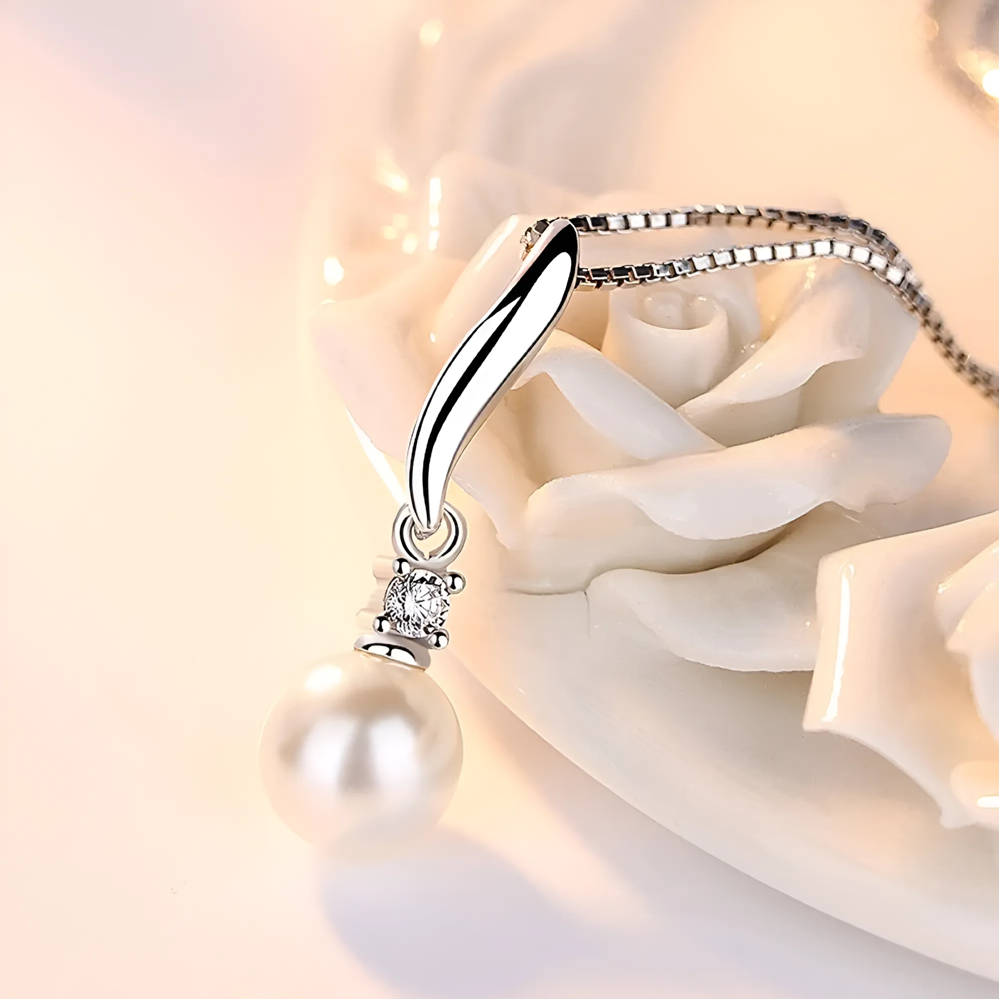 MINIMAL WHITE PEARL PENDANT - Image 2